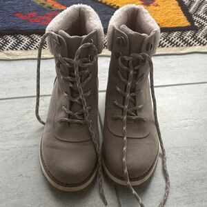 Old Navy Women's Taupe Lace-Up Winter Boots